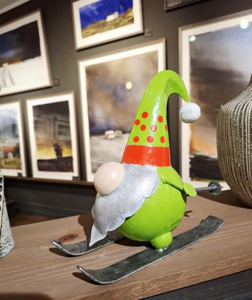 Hovedbilde Dverg med nisselue og ski